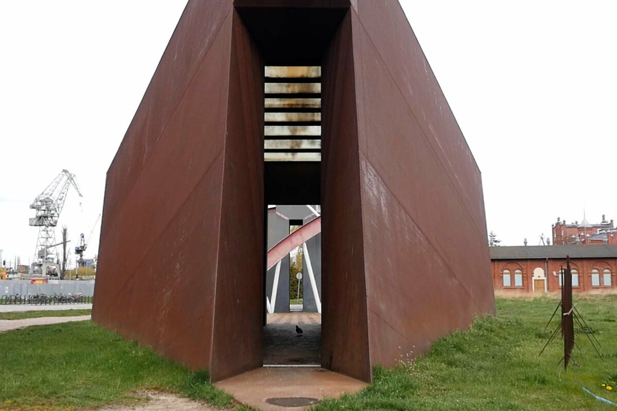 Grzegorz Klaman: Critical Art and the Institution Beyond the Institution